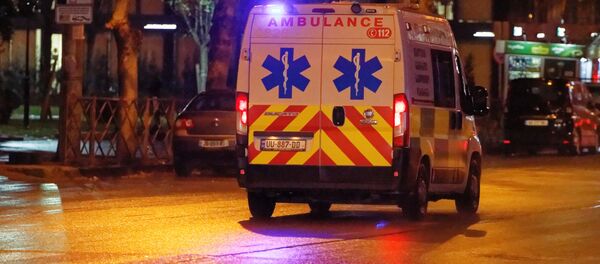 Скорая помощь 112 едет по пустынной улице в столице Грузии - Sputnik Грузия