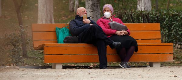 Эпидемия коронавируса - пожилая пара в парке в масках - Sputnik Грузия