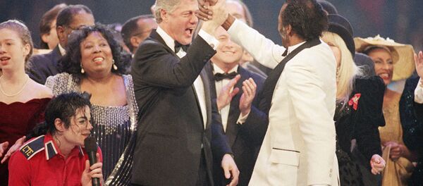 Избранный президент Билл Клинтон и певец Чак Берри во время гала-вечера в Capital Center в Ландовере - Sputnik Грузия