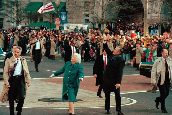 Президент Джордж Буш и первая леди Барбара Буш приветствуют толпу в Вашингтоне - Sputnik Грузия