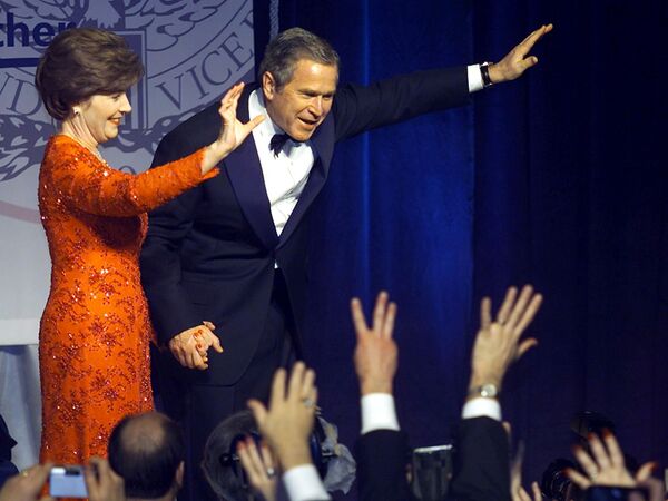 Президент США Джордж Буш с женой Лорой на инаугурационном балу Marriott Wardman в Вашингтоне - Sputnik Грузия