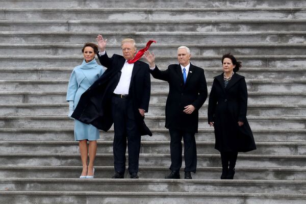 Президент США Дональд Трамп, первая леди США Мелания и вице-президент Майк Пенс с женой на церемонии инаугурации в Вашингтоне - Sputnik Грузия