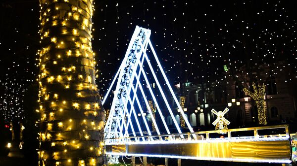 Мировые достопримечательности. Новогодние украшения в столице Грузии. Мост Сан-Франциско - Sputnik Грузия