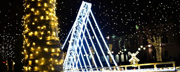 Мировые достопримечательности. Новогодние украшения в столице Грузии. Мост Сан-Франциско - Sputnik Грузия