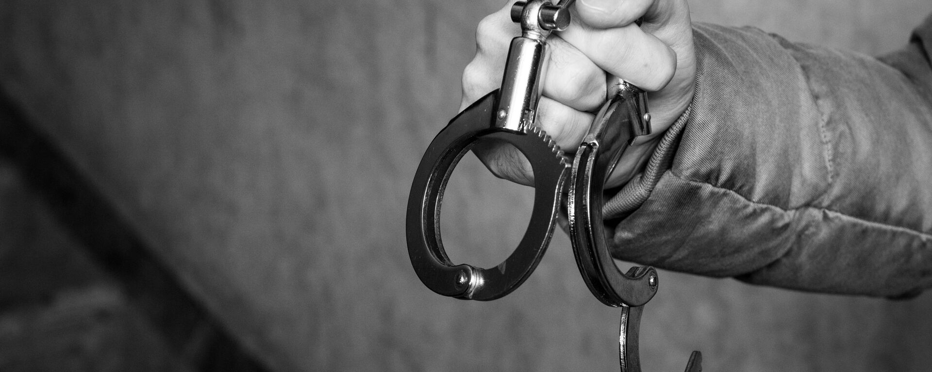 Задержание преступника - наручники надевают на руки - Sputnik Грузия, 1920, 02.02.2021