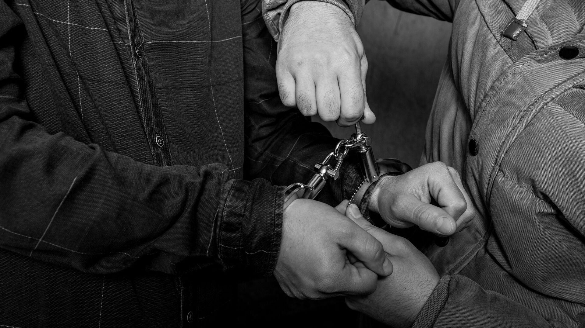 Задержание преступника - наручники одевают на руки - Sputnik Грузия, 1920, 29.01.2022