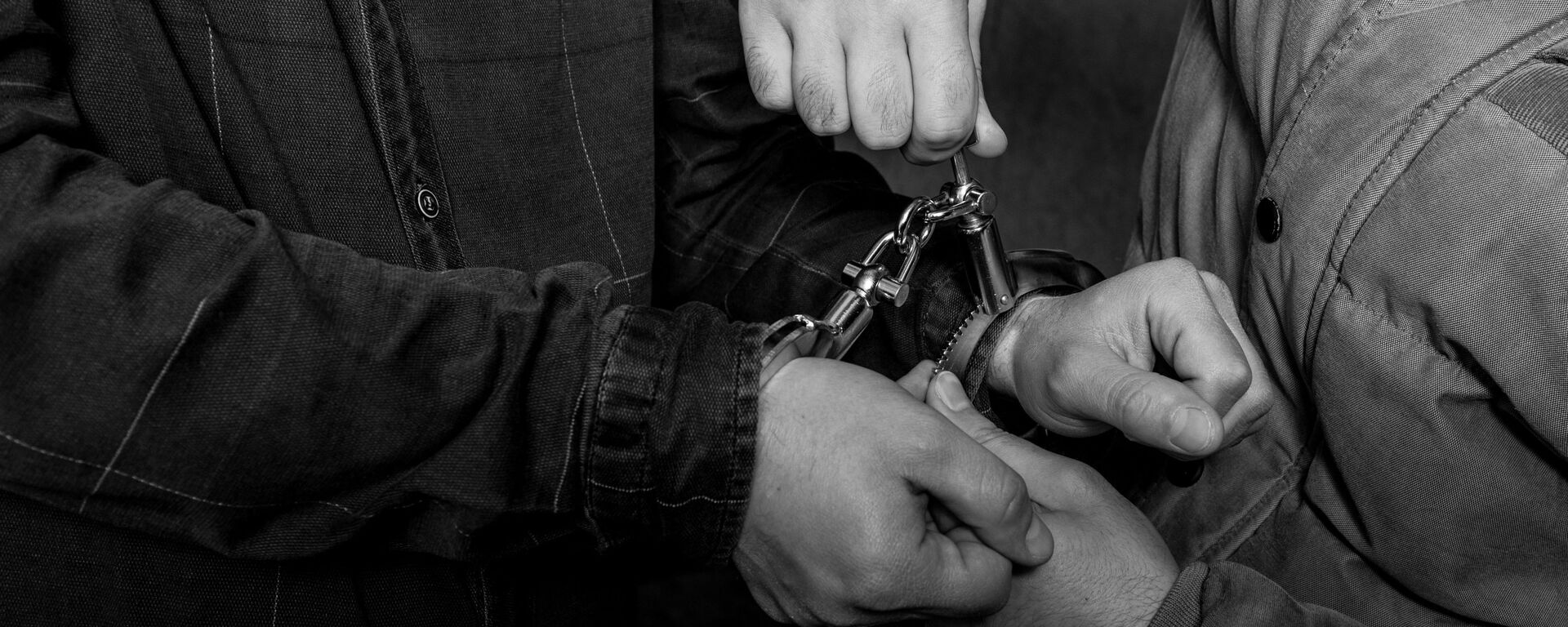 Задержание преступника - наручники надевают на руки - Sputnik Грузия, 1920, 12.03.2021