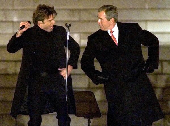 არჩეული პრეზიდენტი ჯორჯ ბუში ცეკვავს მომღერალ რიკი მარტინთან ერთად ინაუგურაციის დროს, ვაშინგტონი 2001 - Sputnik საქართველო