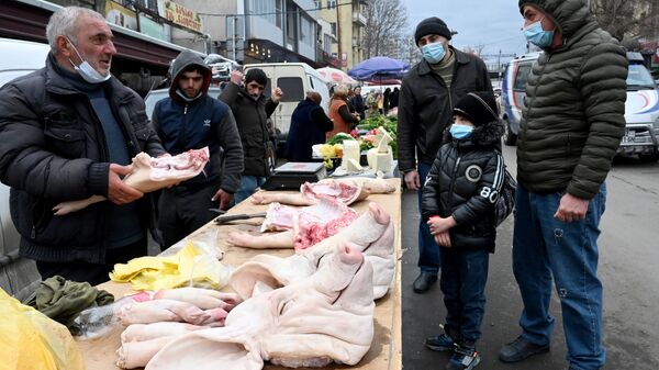 Эпидемия коронавируса - прохожие на улице на рынке в масках - Sputnik Грузия