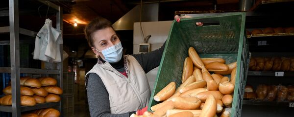 Эпидемия коронавируса - женщина в маске в хлебном магазине - Sputnik Грузия