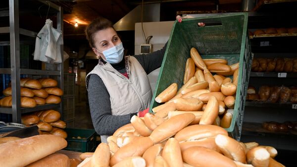 Эпидемия коронавируса - женщина в маске в хлебном магазине - Sputnik Грузия
