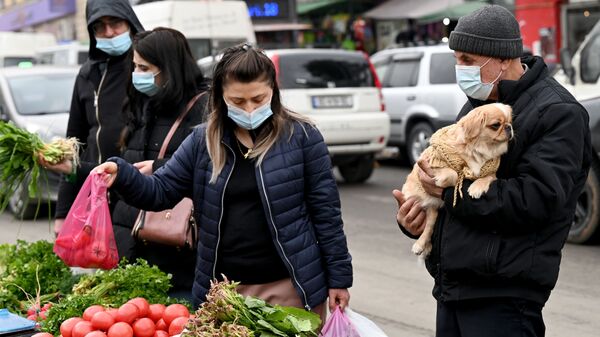 Эпидемия коронавируса - покупатели на рынке в масках - Sputnik Грузия