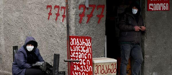 Эпидемия коронавируса - прохожие в масках Эпидемия коронавируса - прохожие в масках - Sputnik Грузия