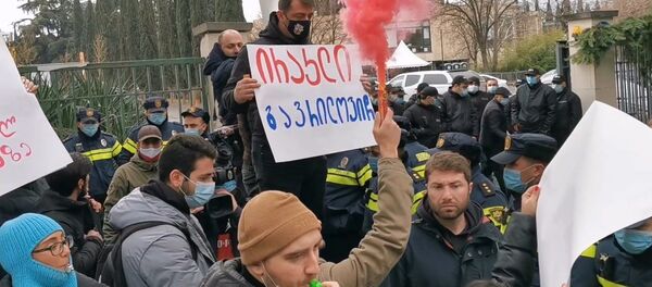 Оппозиция устроила шумную акцию против съезда Грузинской мечты - видео - Sputnik Грузия