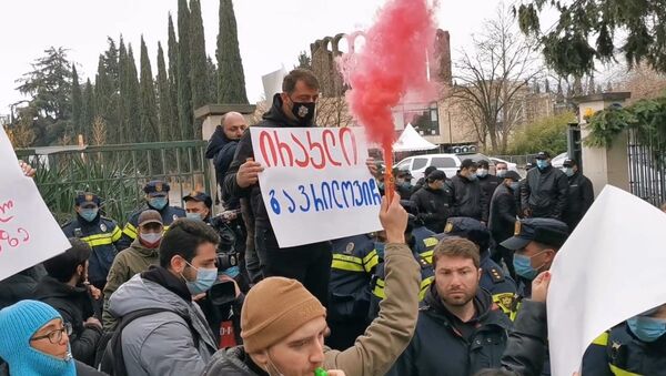 Оппозиция устроила шумную акцию против съезда Грузинской мечты - видео - Sputnik Грузия