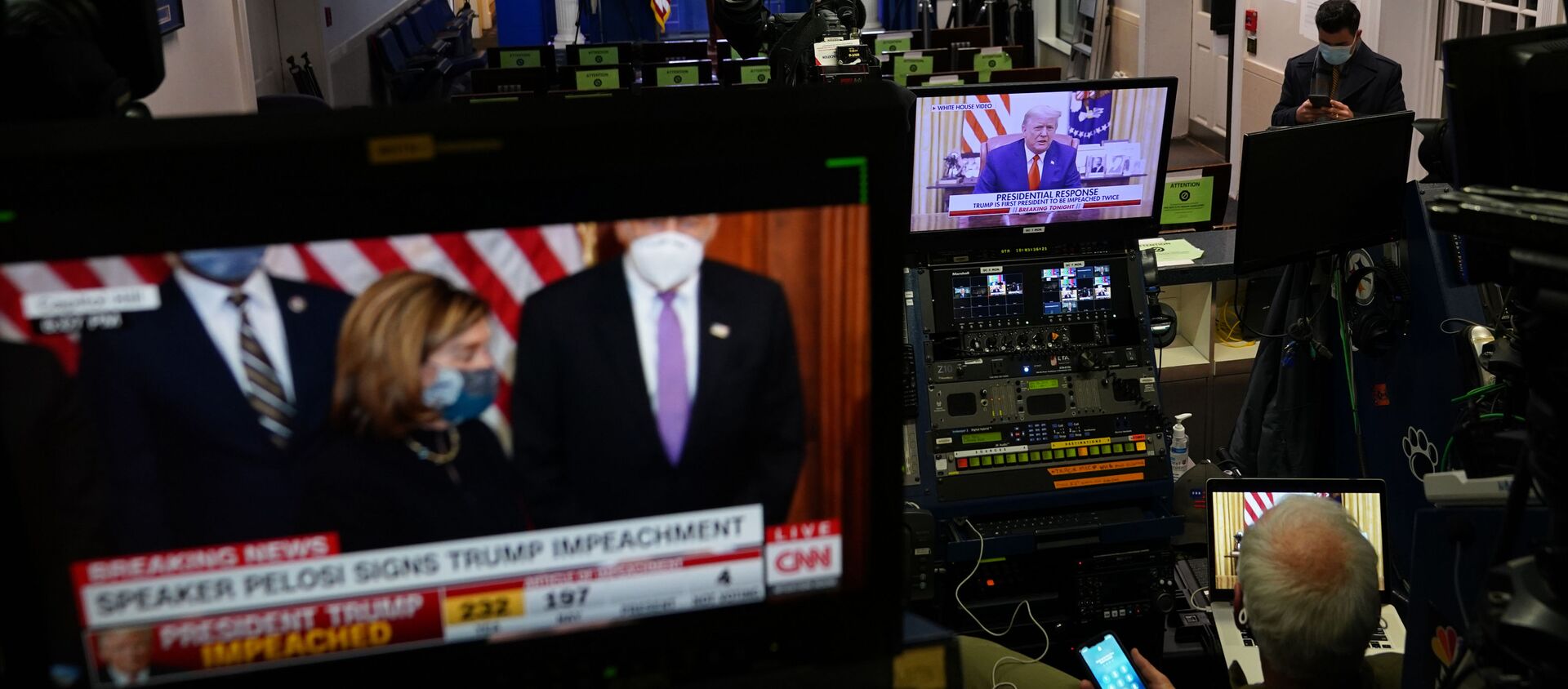 Дональд Трамп и социальные медиа. На фото - как идет трансляция из Белого дома - Sputnik Грузия, 1920, 16.01.2021