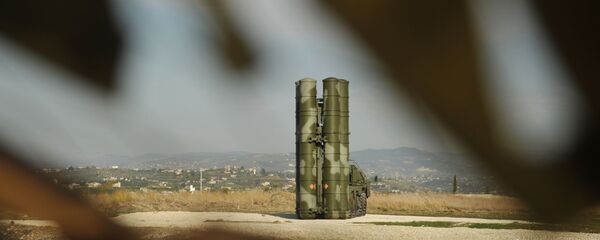 Зенитно-ракетный комплекс С-400 во время заступления на боевое дежурство на российской авиабазе Хмеймим для обеспечения безопасности полетов российской авиагруппы в Сирии Зенитно-ракетный комплекс С-400 во время заступления на боевое дежурство на российской авиабазе Хмеймим для обеспечения безопасности полетов российской авиагруппы в Сирии - Sputnik Грузия