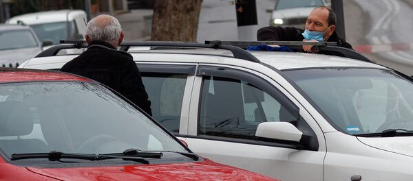 Эпидемия коронавируса - таксисты в масках на остановке Эпидемия коронавируса - таксисты в масках на остановке - Sputnik Грузия