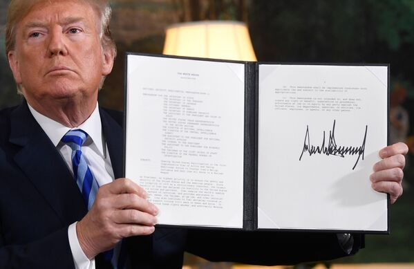 Президент США Дональд Трамп подписывает документ о восстановлении санкций против Ирана после объявления о выходе США из ядерной сделки с Ираном в Дипломатической приемной Белого дома в Вашингтоне, 8 мая 2018 года - Sputnik Грузия