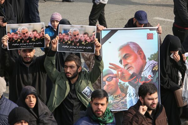 Люди с плакатами с изображением генерала Сулеймани во время демонстрации в Тегеране - Sputnik Грузия