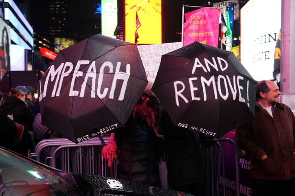 Демонстрация за импичмент Дональда Трампа на Таймс-сквер в Нью-Йорке - Sputnik Грузия