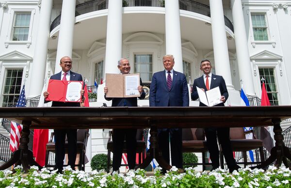 Президент США Дональд Трамп во время подписания соглашения об установлении отношений с ОАЭ, Бахрейном и  Израилем - Sputnik Грузия