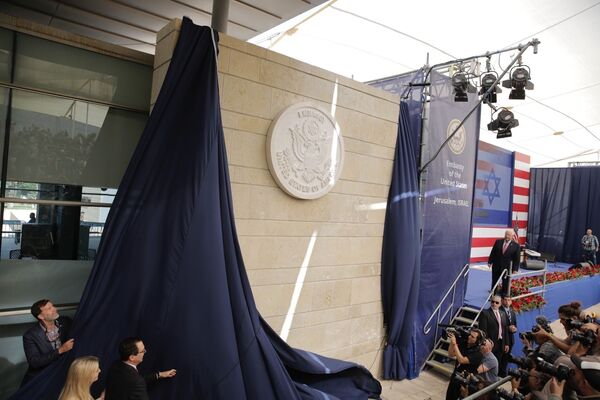 Дочь президента США Дональда Трампа Иванка Трамп и министр финансов США Стив Мнучин открывают мемориальную доску во время церемонии открытия нового посольства США в Иерусалиме - Sputnik Грузия