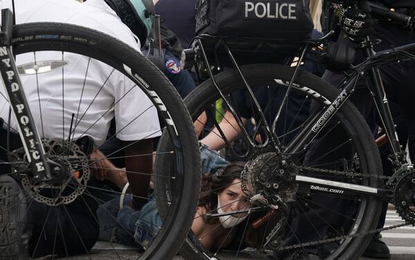 Сотрудники полиции производят задержания во время протеста в Нью-Йорке. Протесты проходят в городах США в связи со смертью при задержании полицией афроамериканца Джорджа Флойда в Миннеаполисе - Sputnik Грузия