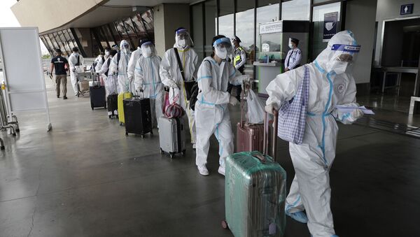 Пандемия коронавируса COVID 19 - пассажиры в аэропорту на Филлипинах в масках и лицевых щитках - Sputnik Грузия
