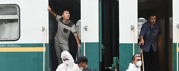 Трудовые мигранты. Посадка на поезд из Ростова-на-Дону в Узбекистан  - Sputnik Грузия