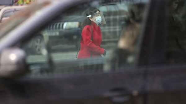 Эпидемия коронавируса COVID 19 - женщина на улице в маске и лицевом щитке - Sputnik Грузия