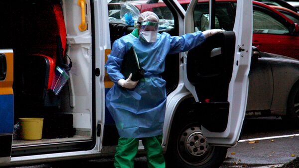 Работа во время пандемии - врач Скорой помощи 112 в маске - Sputnik Грузия