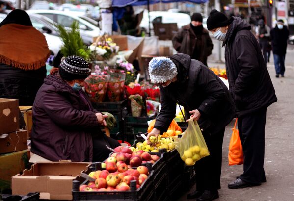 Дары села – основа рациона избалованных фруктами и овощами тбилисцев. Уличная торговля сельхозпродуктами балансирует на грани дозволенного, но не запрещена - Sputnik Грузия