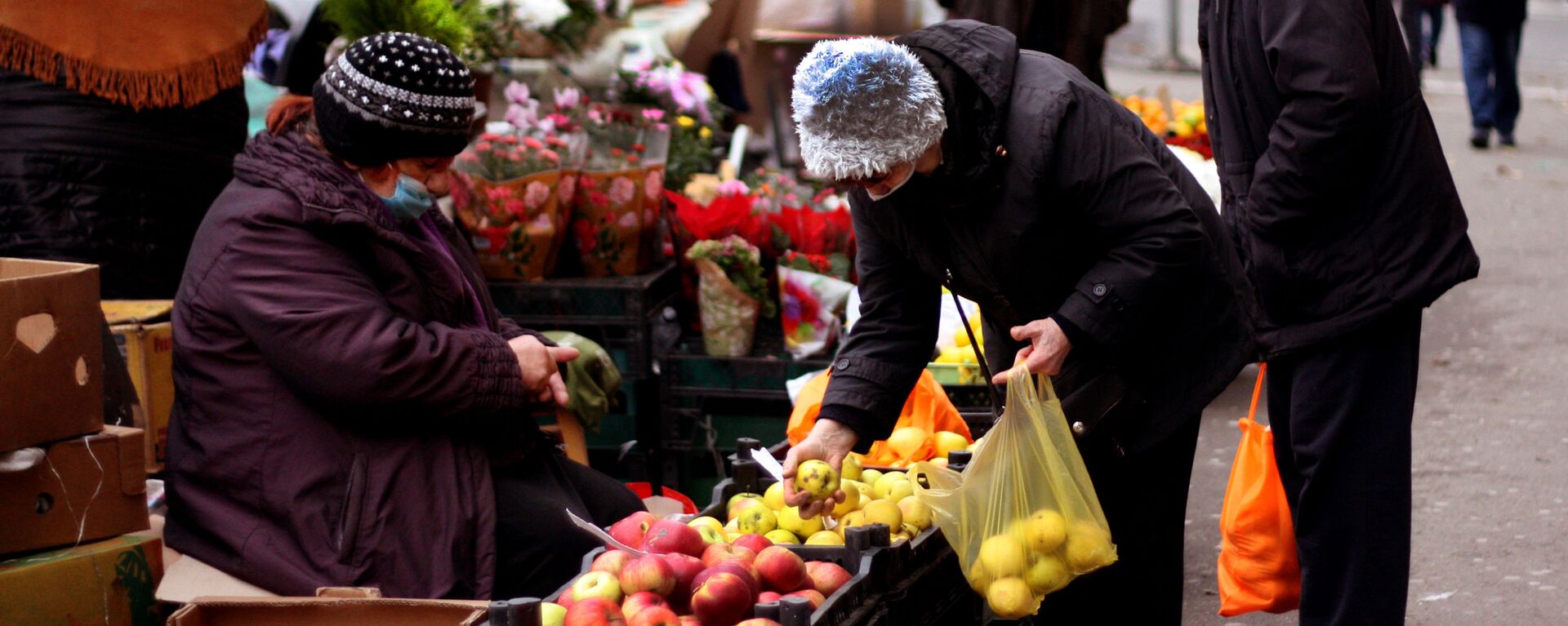 Работа во время пандемии - уличная торговля овощами и фруктами - Sputnik Грузия, 1920, 05.11.2021