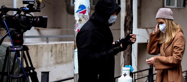 Работа во время пандемии - представители СМИ записывают видео для сюжета - Sputnik Грузия