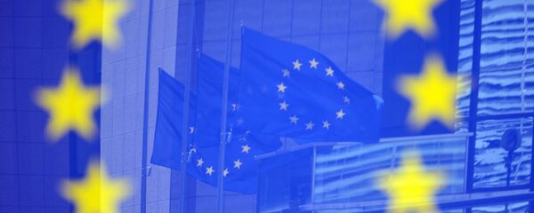 Флаги в отражении на стенде с эмблемой ЕС - Sputnik Грузия