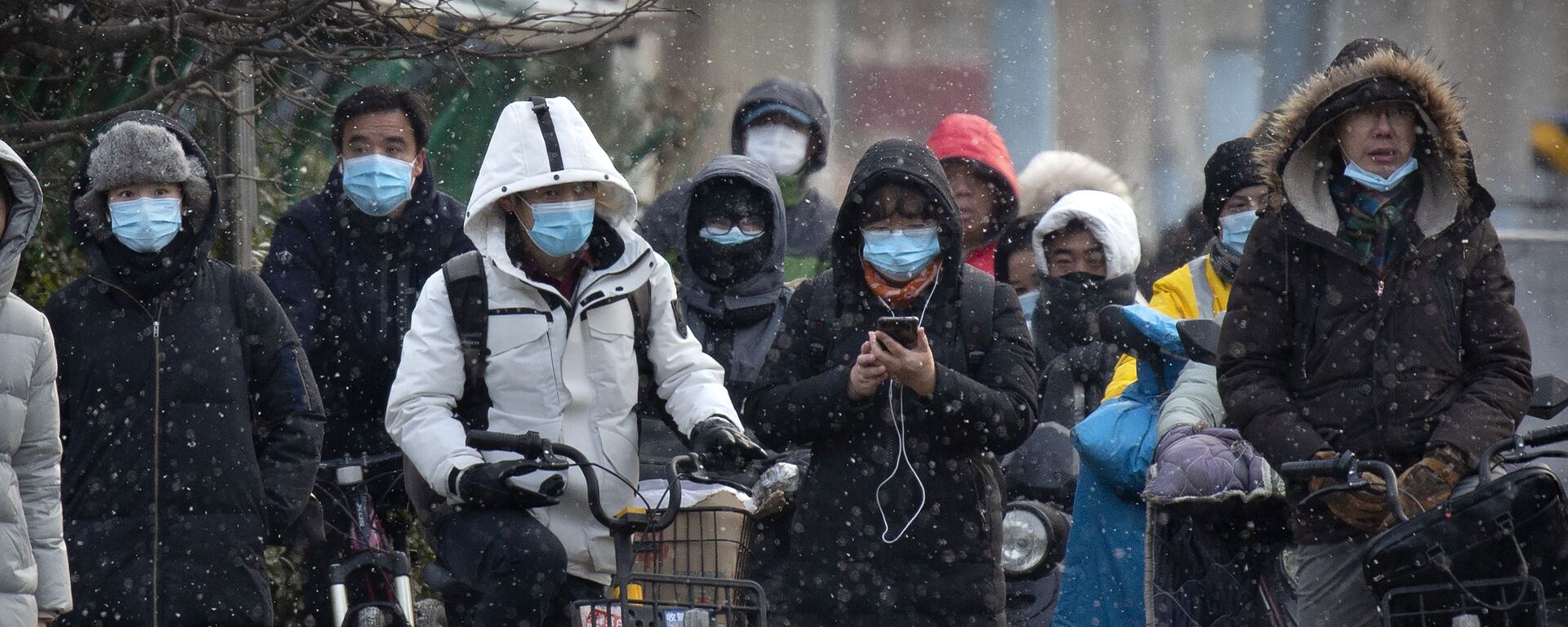 Пандемия коронавируса COVID 19 - люди в маска в Пекине, Китай - Sputnik Грузия, 1920, 25.02.2021