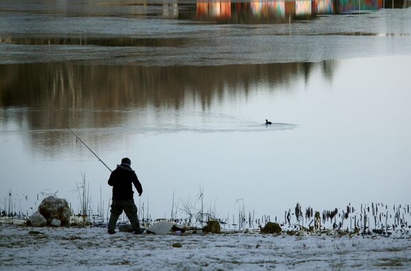 Январскую рыбалку в окрестностях города, конечно, не сравнить с подледным ловом. Но рыба есть – требуется терпение. А рыхлый снег на берегу, тонкая кромка льда за полосой чистой воды, воплощают в себе многообразие местной природы - Sputnik Грузия