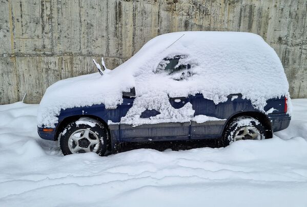 Машины, которые остались припаркованными на улице, все в снегу - Sputnik Грузия