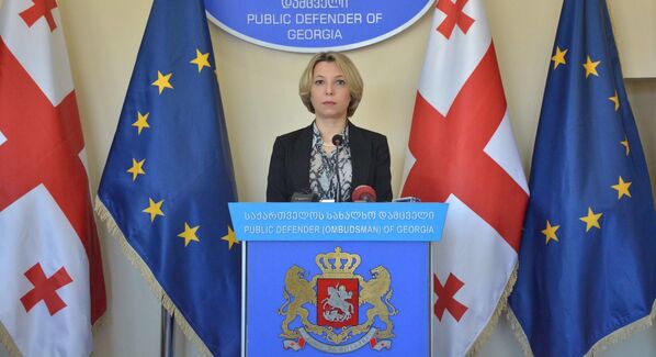 Народный защитник Грузии Нино Ломджария&quot;Иногда огонь от бомб может быть лучше того позора и жжения, которые испытали многие грузины после слов Ираклия Гарибашвили&quot;. - Sputnik Грузия