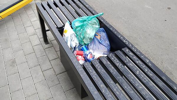 Уличные скамейки и места для цветочных горшков, где лежит мусор - Sputnik Грузия