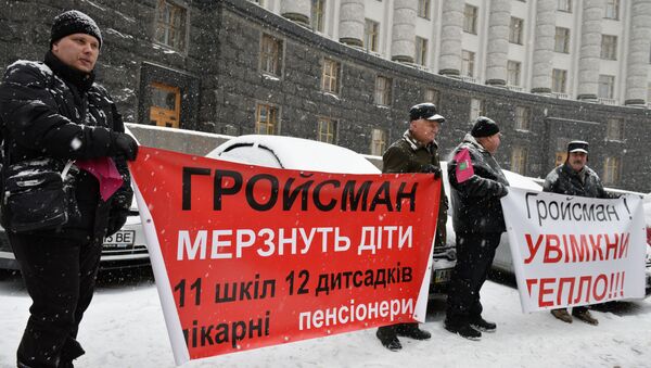 Жители Украины проводят пикет около здания кабинета министров в Киеве с требованием включить отопление в городах страны - Sputnik Грузия