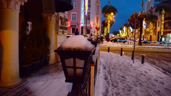 Батуми в снегу зимой - слякоть на дорогах в центре города - Sputnik Грузия