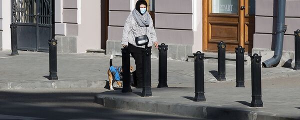 Эпидемия коронавируса - женщина в маске гуляет по улице с собакой - Sputnik Грузия