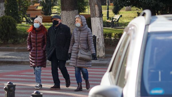 Эпидемия коронавируса - семья в масках идет по улице - Sputnik Грузия