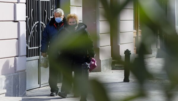 Эпидемия коронавируса - пожилые люди в масках идут по улице зимой - Sputnik Грузия
