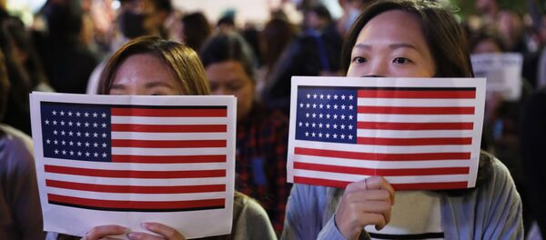 Китайские девушки держат флаги США - Sputnik Грузия