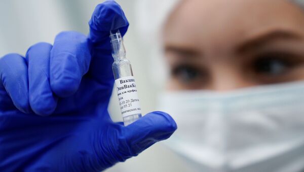Медработник демонстрирует вакцину ЭпиВакКорона в процедурном кабинете - Sputnik Грузия