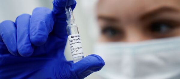 Медработник демонстрирует вакцину ЭпиВакКорона в процедурном кабинете - Sputnik Грузия
