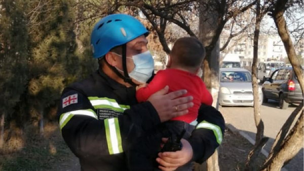 Пожарные вынесли из горящей квартиры женщину с двумя детьми - Sputnik Грузия